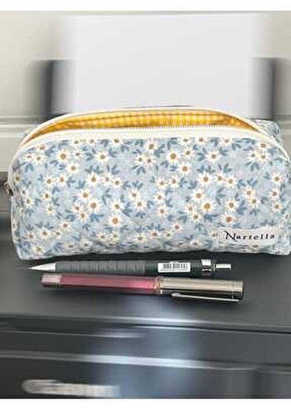 Kalemlik – Boncuk Mavi Papatya Desenli, Kapitone Kumaş, Yıkanabilir Bez Organizer, Cotton Astarlı