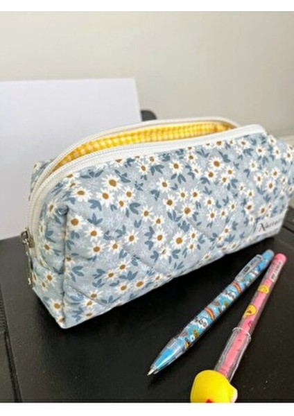 Kalemlik – Boncuk Mavi Papatya Desenli, Kapitone Kumaş, Yıkanabilir Bez Organizer, Cotton Astarlı indirimleri