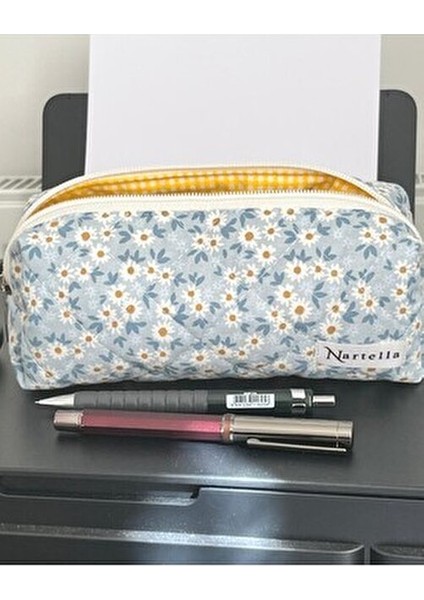 Kalemlik – Boncuk Mavi Papatya Desenli, Kapitone Kumaş, Yıkanabilir Bez Organizer, Cotton Astarlı