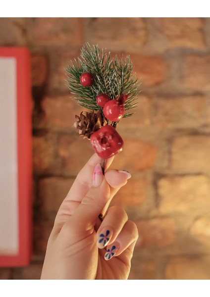 Kokina Yılbaşı Çiçeği, Yapay Çam Kozalaklı Kiraz Demeti, Dekoratif Yeniyıl Süsü, 13 cm - 1 Adet