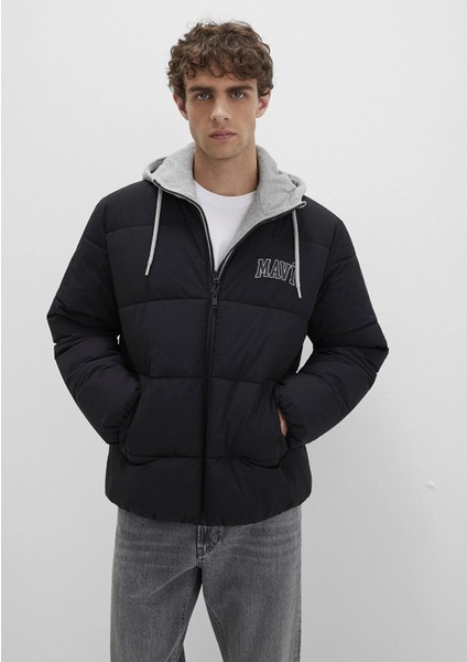 0110662-71379 Mavi Logo Baskılı Kapüşonlu Siyah Şişme Mont modelleri