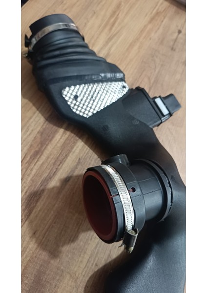Mercedes Emme Manifoldu Hava Akış Metre ,turbo Hava Emiş Borusu Temiz Hava Hattı 642 Motor Mercedes W164-W203-W204-W209-W463-W639 Kasalar ile Uyumludur.
