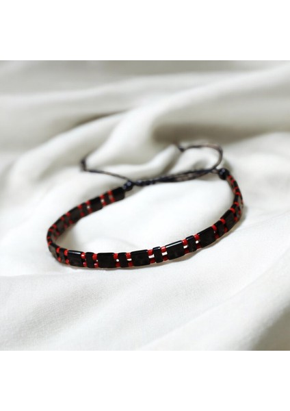 El Yapımı Siyah Tila Boncuk Bileklik – Kırmızı Miyuki Detaylı, Ayarlanabilir, Unisex fırsatları