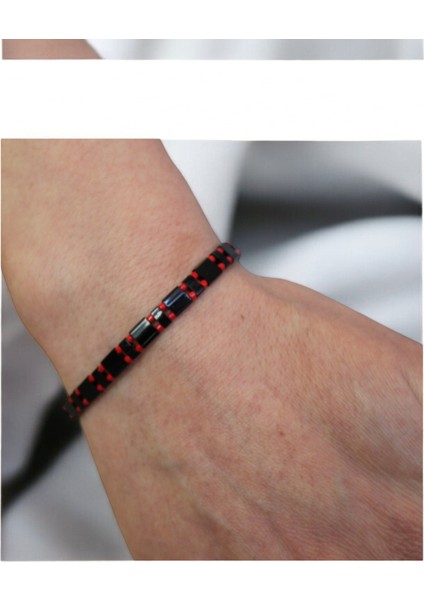 El Yapımı Siyah Tila Boncuk Bileklik – Kırmızı Miyuki Detaylı, Ayarlanabilir, Unisex