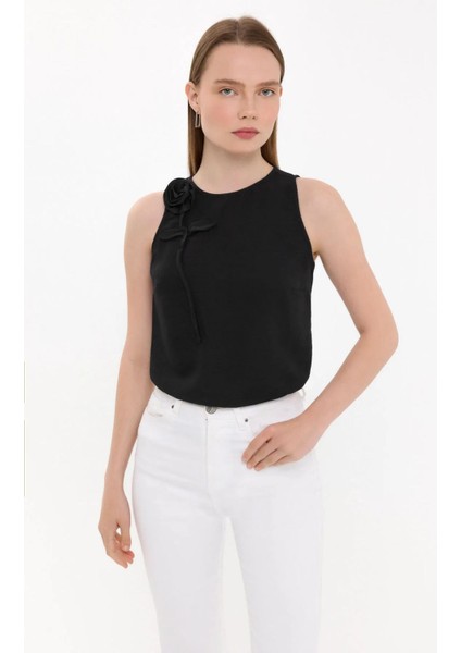 Kadın Çiçek Detaylı Kolsuz Yuvarlak Yaka Bluz Siyah