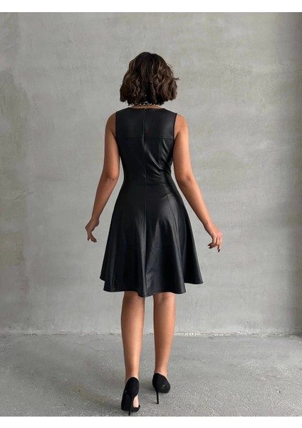 Kare Yaka Deri Elbise Siyah H24442 fırsatları