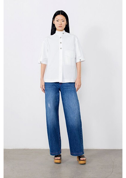 Düğmeli Yaka Detaylı Beyaz Gömlek