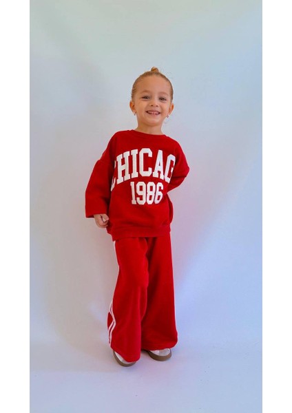 Kız Çocuk Eşofman Takımı – Kırmızı Chıcago 1986 Baskılı, Pamuklu Kumaş, Geniş Paça, Rahat Kalıp | Kr Kids Boutique