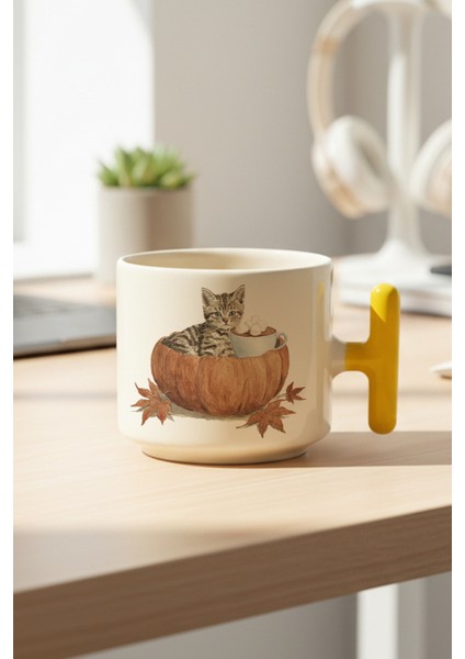 Sonbahar Temalı Sevimli Kedi No:4 Baskılı Sarı Renkli T Kulplu Latte Fincanı Kupa
