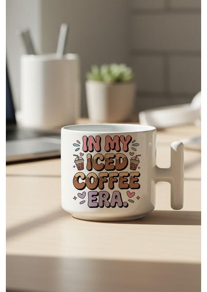 In My Iced Coffee Era Baskılı Hediyelik T Kulplu Latte Fincanı Kupa Bardak