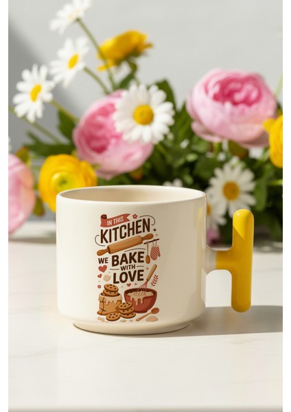 In This Kitchen Baskılı Sarı Renkli T Kulplu Latte Fincanı Kupa