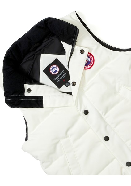 Beyaz Logo Detaylı Erkek Çocuk Yelek modelleri