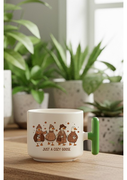 Just A Cozy Goose Sonbahar Sevimli Kazlar Baskılı Yeşil Renkli T Kulplu Latte Fincanı Kupa