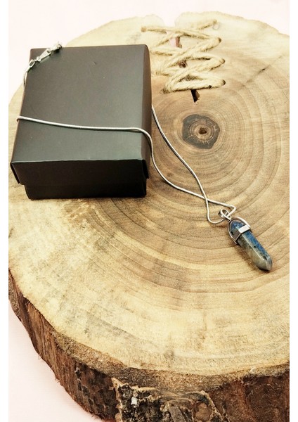 Sodalit Doğal Taşı Zincirli El Yapımı Tasarımlı Kolye Uç: 3,5 cm Zincir: 20 cm Kutulu fırsatları