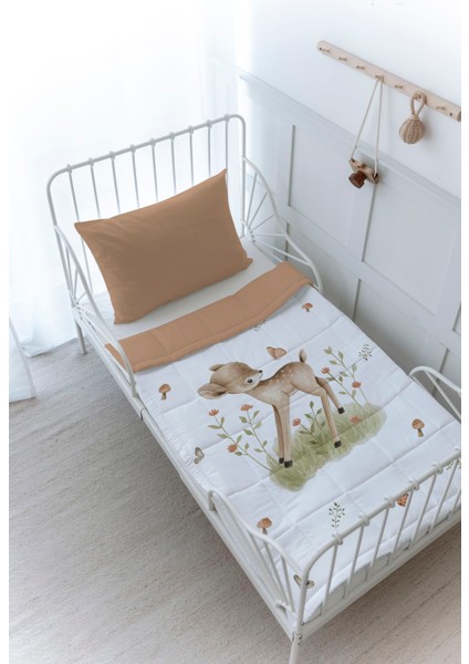 Organik Baskılı Bebek (100X150 Cm) Yorgan Seti - Iconic Serisi - Kelebekle Oynayan Ceylan