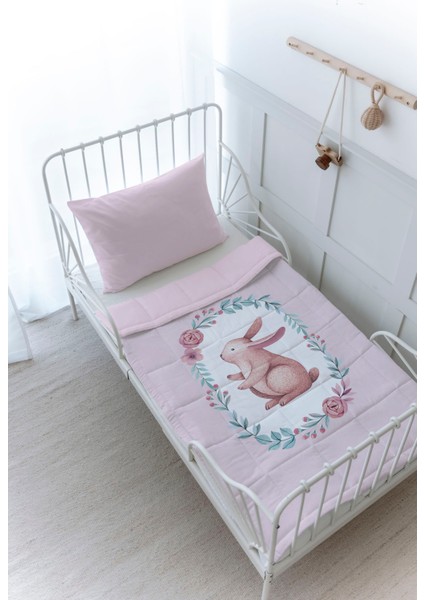 Organik Baskılı Bebek (100X150 Cm) Yorgan Seti - Iconic Serisi - Pembe Çelenkli Tavşan