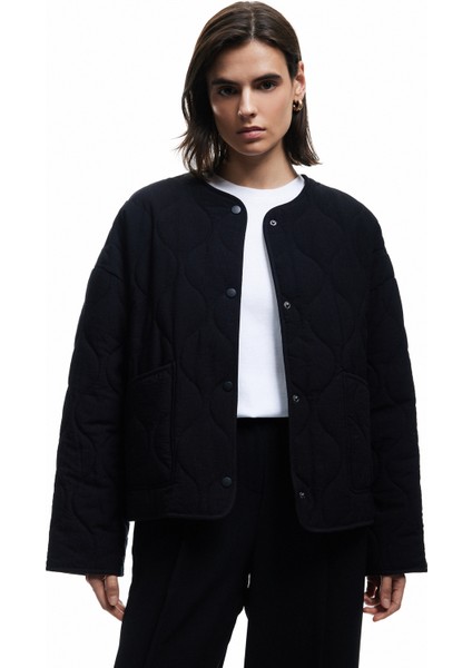 Çıt Çıt Düğme Kapamalı Cepli Uzun Kollu Bisiklet Yaka Kapitone Mevsimlik Ceket fiyatları