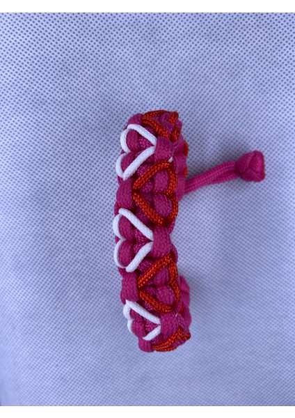 Pembe Üstü Kırmızı Beyaz Kalp Desenli Paracord Bileklik fiyatları