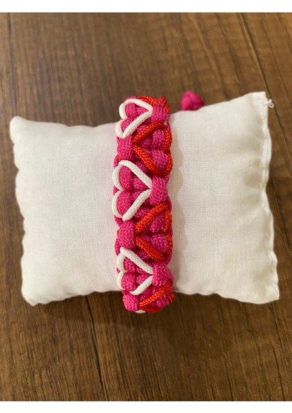 Pembe Üstü Kırmızı Beyaz Kalp Desenli Paracord Bileklik modelleri