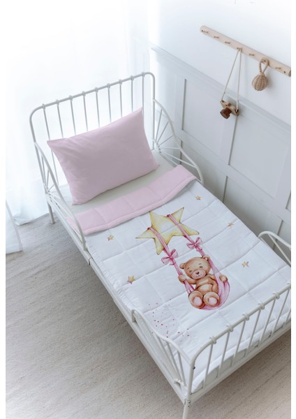 Organik Baskılı Bebek (100X150 Cm) Yorgan Seti - Iconic Serisi - Yıldızda Sallanan Boz Ayı Pembe