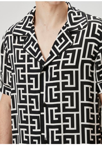 Siyah Beyaz Logo Desenli Kısa Kollu Gömlek indirimleri