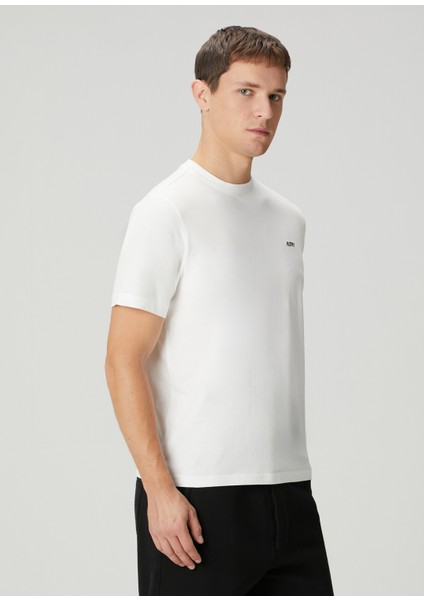 Beyaz Logo Nakışlı T-Shirt modelleri