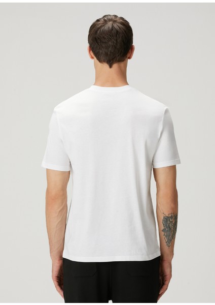 Beyaz Logo Baskılı T-Shirt fırsatları