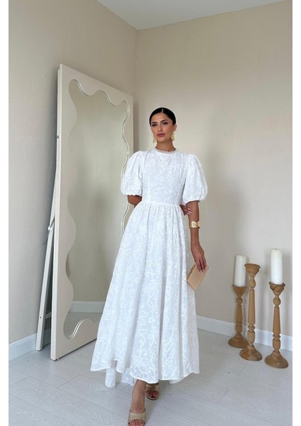Beyaz Arkası Bağlamalı Brode Elbise