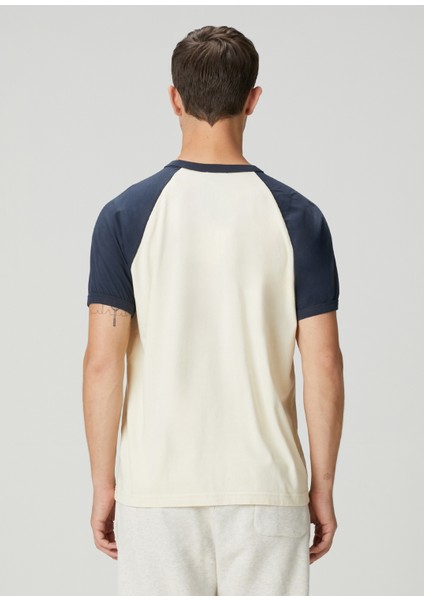 Beyaz Logo Baskılı T-Shirt fırsatları