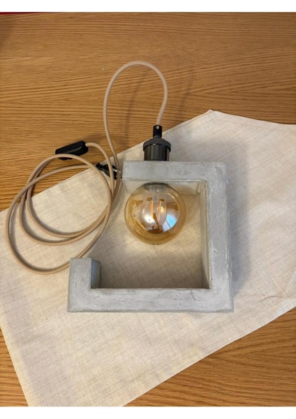 Modern Gri Beton Masa ve Gece Lambası, Şık ve Kullanışlı Aydınlatma Seçeneği