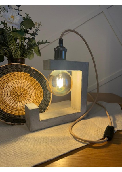 Modern Gri Beton Masa ve Gece Lambası, Şık ve Kullanışlı Aydınlatma Seçeneği modelleri