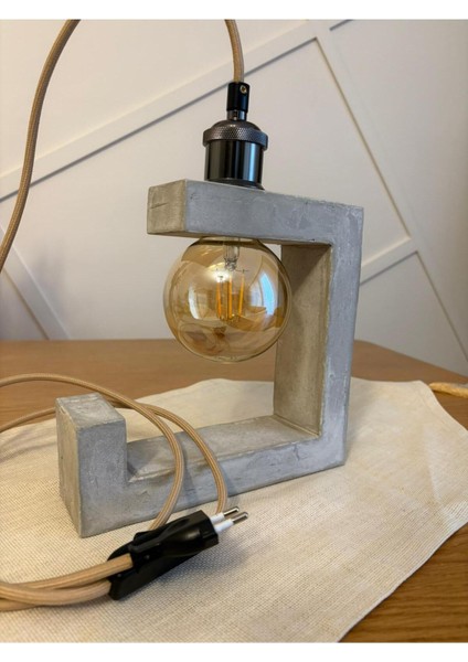 Modern Gri Beton Masa ve Gece Lambası, Şık ve Kullanışlı Aydınlatma Seçeneği fırsatları