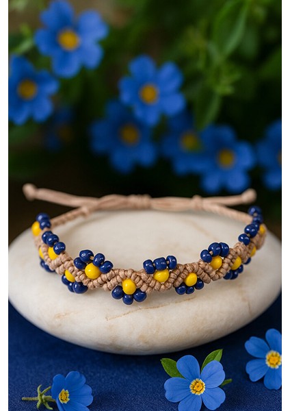 Yarım Çiçek Desenli Makrome Bileklik – Lacivert & Sarı Boncuklu Bohem Tasarım (El Yapımı)