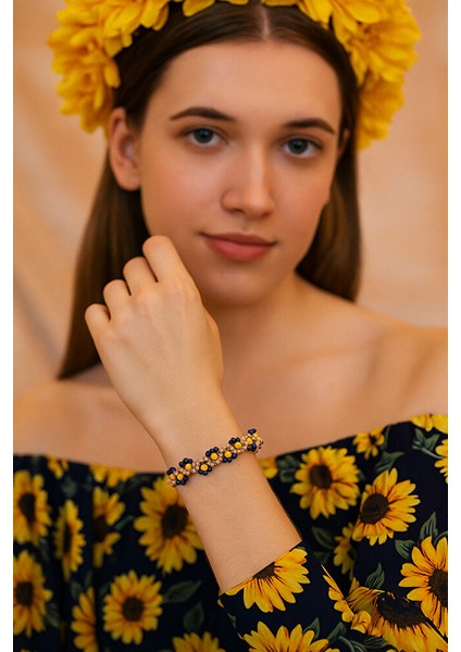 Yarım Çiçek Desenli Makrome Bileklik – Lacivert & Sarı Boncuklu Bohem Tasarım (El Yapımı) fiyatları