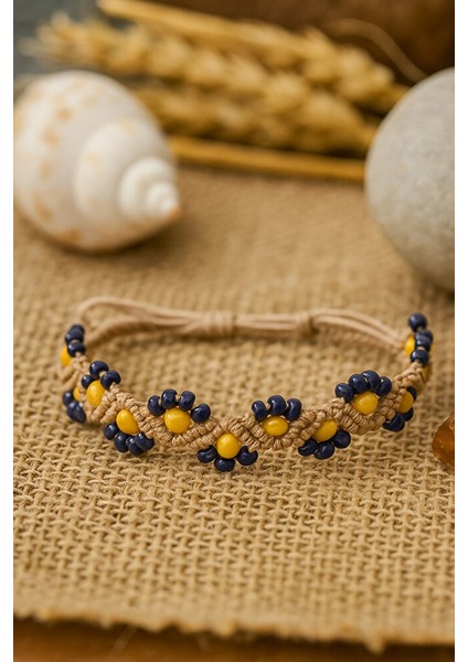 Yarım Çiçek Desenli Makrome Bileklik – Lacivert & Sarı Boncuklu Bohem Tasarım (El Yapımı) indirimleri