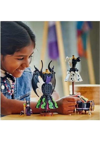 Kötüleri Malefiz&apos;in ve Cruella De Vil&apos;in Elbiseleri 43262-9 Yaş Üzeri Kız ve Erkek Çocuklar Için Sergileme, 2 Mini Bebek ve 2 Hayvan Figürü Içeren Oyuncak Yapım Seti (524 Parça) fiyatları