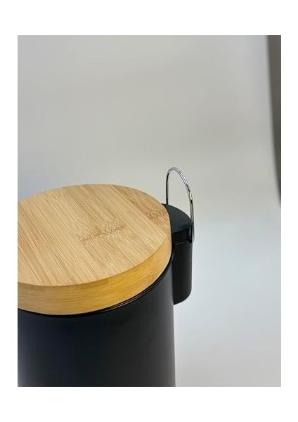 Bambu Kapaklı Metal Çöp Kovası – Hidrolik Sistemli Yavaş Kapanma Özellikli, Pedallı, ve Mutfak Için Şık ve Fonksiyonel Tasarım (Siyah, 3 Litre) fiyatları