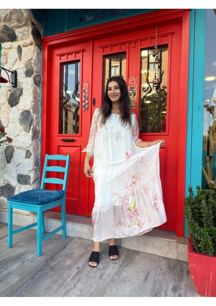 Çiçek Desenli Beyaz Ipek Elbise – Zarif ve Feminen Tasarım