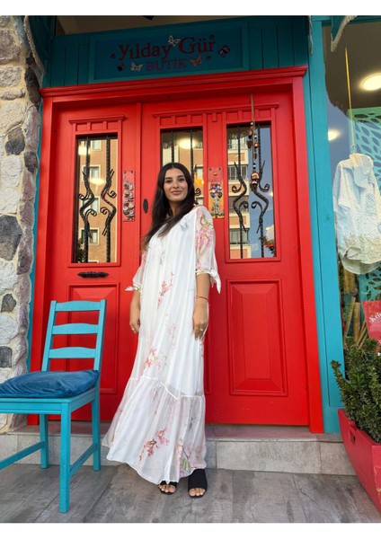 Çiçek Desenli Beyaz Ipek Elbise – Zarif ve Feminen Tasarım fiyatları