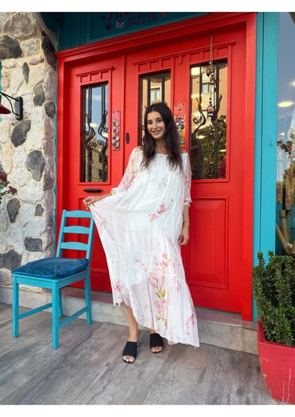 Çiçek Desenli Beyaz Ipek Elbise – Zarif ve Feminen Tasarım modelleri