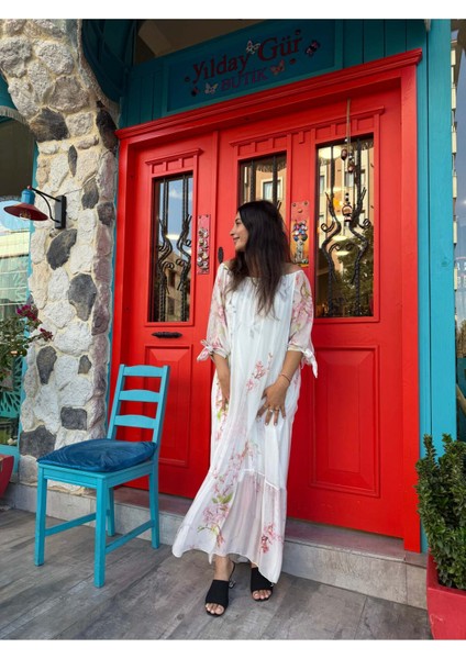 Çiçek Desenli Beyaz Ipek Elbise – Zarif ve Feminen Tasarım fırsatları