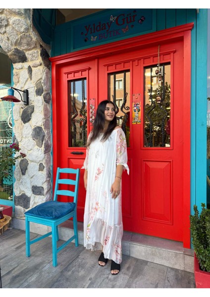 Çiçek Desenli Beyaz Ipek Elbise – Zarif ve Feminen Tasarım indirimleri