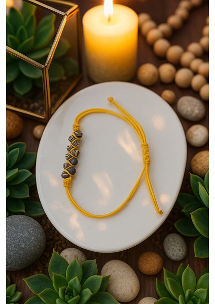 El Yapımı Sarı Ip ve Desenli Boncuklu Makrome Bileklik – Malakit Taşlı