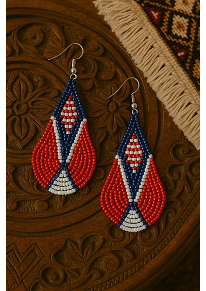 Etnik Desenli El Yapımı Kırmızı-Lacivert Boncuk Küpe – Renkli Bohem Tarz