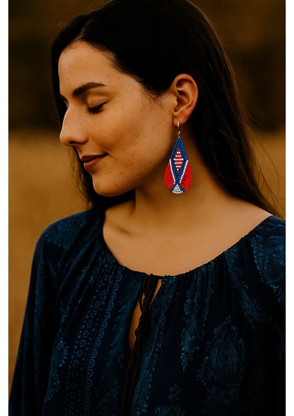 Etnik Desenli El Yapımı Kırmızı-Lacivert Boncuk Küpe – Renkli Bohem Tarz fırsatları