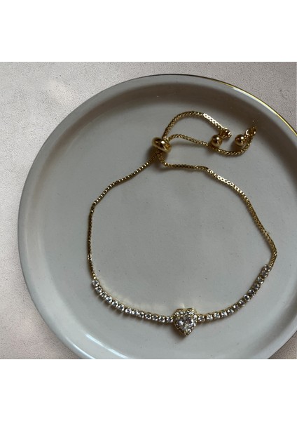 Kadın Kalpli Bileklik Gold Bileklik Altın Renk Kalp Figürlü Zirkon Taşlı Kadın Bileklik Ayarlanabilir Çelik Aşk Temalı Takı Şık & Romantik Hediye Seçeneği Kadın Çelik Bileklik Taşlı Bileklik