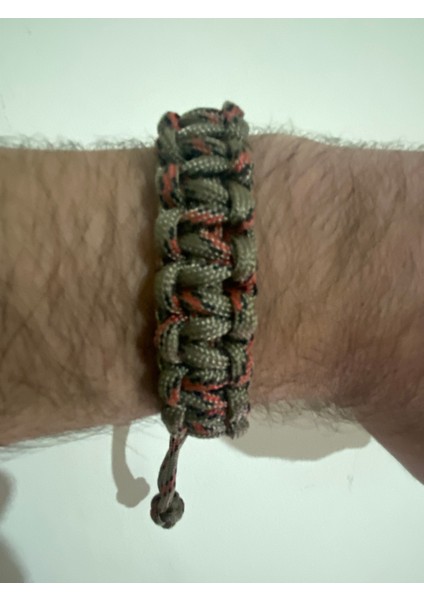 Kahverengi Üstü Siyah Kırmızı Noktalı Paracord Bileklik fırsatları