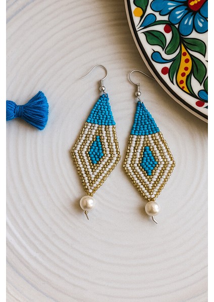 Boncuklu Inci Detaylı Geometrik Küpe – Turkuaz & Altın (El Yapımı) modelleri