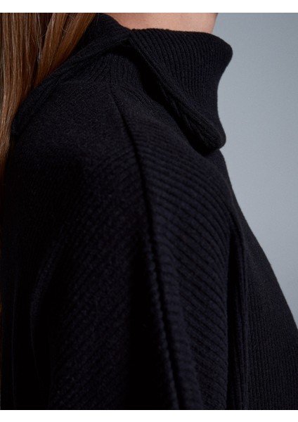 32239 Asimetrik Kesim Boğazlı Top-Siyah fırsatları