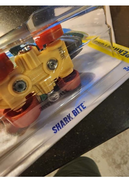 Hot Wheels 1/64 Shark Bite Th Treasure Hunt modelleri